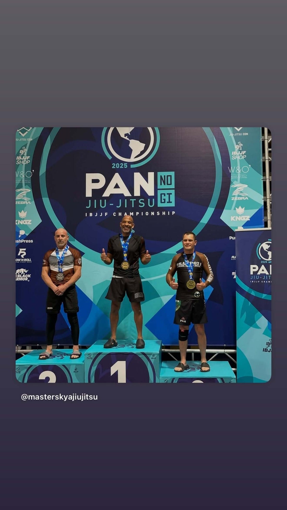 Drei Siegrinnen auf dem Podium bei den PAN Jiu-Jitsu Meisterschaften 2023, Teil des Kampfsport Wettbewerbs.