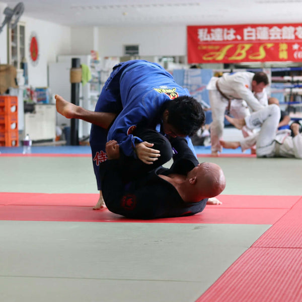 군사 기술 혁신이 오늘날의 BJJ 기를 형성하다