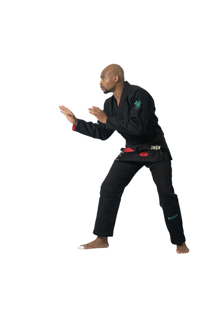 Male practitioner in Roninbrand Shinsei Yugure BJJ Gi - Black showcases grappling stance and technique.